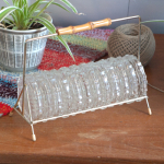 Vintage metalen rekje met glazen onderzetters